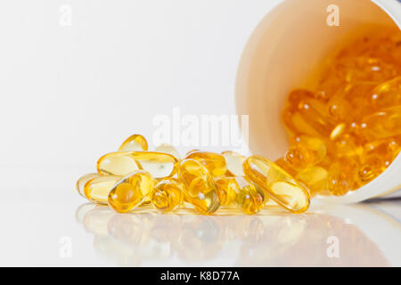 Omega 3 Kapseln von Norden Fisch Öl auf weißem Hintergrund Stockfoto