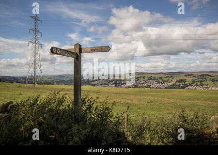 Holz- richtung Zeichen an Bingley St Ives Estate, an Harden, Bingley, Nr Bradford, Yorkshire, Großbritannien Stockfoto