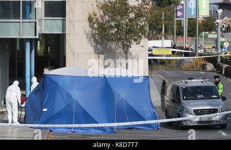 Ein Körper ist aus der Szene in Tallaght, südlich von Dublin entfernt, nachdem ein Mann tot in der vergangenen Nacht erschossen wurde. Stockfoto