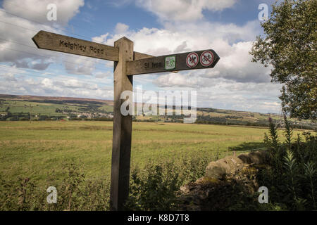 Holz- richtung Zeichen an Bingley St Ives Estate, an Harden, Bingley, Nr Bradford, Yorkshire, Großbritannien Stockfoto