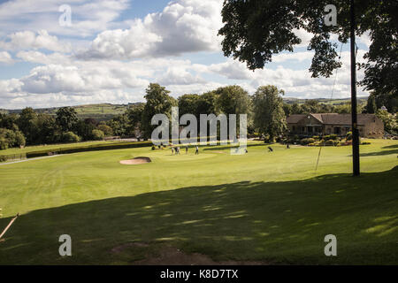 Loch 18 und Grün am Bingley St Ives Golf Club, an Harden, Bingley, Nr Bradford, Yorkshire, Großbritannien Stockfoto