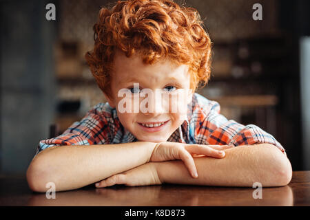 Adorable rothaarige Junge in die Kamera lächeln Stockfoto