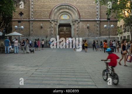 Freizeit in Plaça de la Virreina, Barcelona, Spanien 2017. Stockfoto