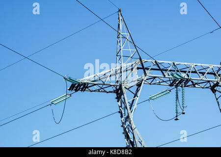 Detail von Metallkonstruktionen, rankgitter Transport elektrischer Energie Stockfoto