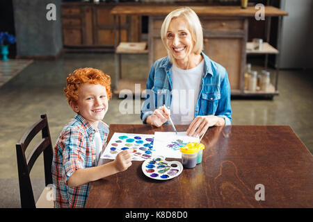 Aufgeregt Familie Mitglieder grob in die Kamera grinsend Stockfoto