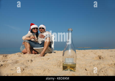 Weihnachten Paar am Strand Stockfoto