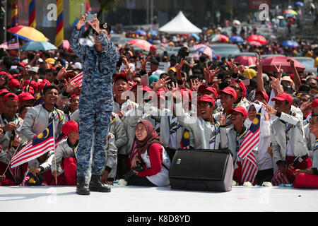 Kuala Lumpur, Malaysia. 31. August 2017: Militär Marine Offizier unter Gruppenfoto mit Freiwilligen der Malaysia Independence Day Parade am Stockfoto