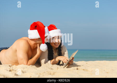 Weihnachten Paar, das Spaß am Strand Stockfoto