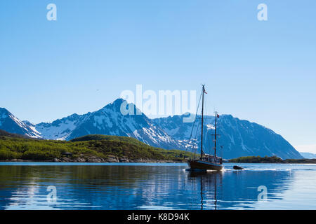 Segelboot Segeln in ruhigen Gewässern vor der nordnorwegischen Küste zwischen Bjarkøya Helløya und Inseln. Bjarkøya, Troms, Norwegen, Skandinavien, Europa Stockfoto