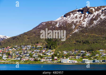 Blick über den Hafen von Insel Tromsoya Seilbahn Fjellheisen auf dem Berg Storsteinen Berg im Sommer. Tromso, Troms, Norwegen, Skandinavien Stockfoto