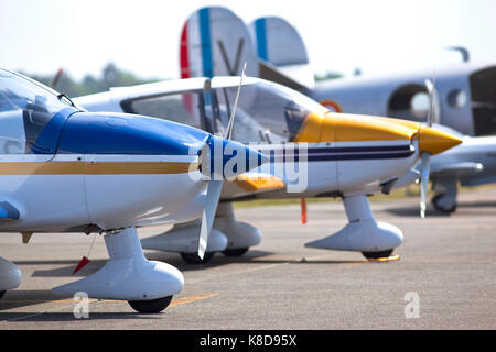 Kleine private Flugzeuge auf dem Vorfeld eines Flugplatzes geparkt Stockfoto