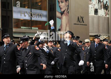 Mitglieder des FDNY catch Perlen von der Masse während des St. Patrick's Day Parade in New York City, New York, am 16. März 2013 geworfen. Stockfoto