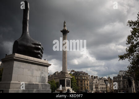 David Shrigley "Wirklich gut" Daumen Skulptur neben Nelson's Column auf dem Trafalgar Square in London, England, am 19. September 2017. Stockfoto