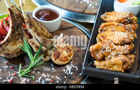 Frittierte Grillen und gebackenem Fleisch essen Stockfoto