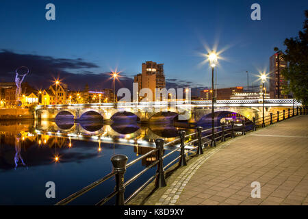 Statue des Leuchtfeuers der Hoffnung, Lagan Bridge und Stadt Belfast, County Antrim, Nordirland, Großbritannien