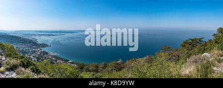 Blick vom Tempel des Monte Grisa auf die Bucht von Triest in der Region Friaul Julisch Venetien in Italien Stockfoto