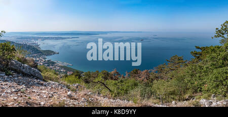 Blick vom Tempel des Monte Grisa auf die Bucht von Triest in der Region Friaul Julisch Venetien in Italien Stockfoto