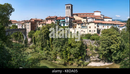 Cividale del Friuli mit Devils Bridge und die Kathedrale in der Nähe von Udine in der Region Friaul Julisch Venetien in Italien Stockfoto