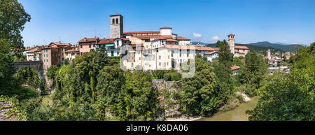 Cividale del Friuli mit Devils Bridge und die Kathedrale in der Nähe von Udine in der Region Friaul Julisch Venetien in Italien Stockfoto