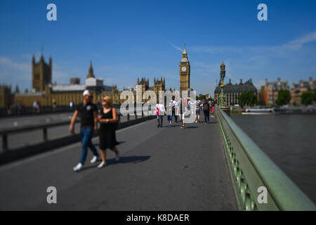 Anti Terroisim Barriere auf die Westminster Bridge installiert zum Schutz von Fußgängern zu Fuß das Parlament und den Big Ben und das Elizabeth Tower Stockfoto