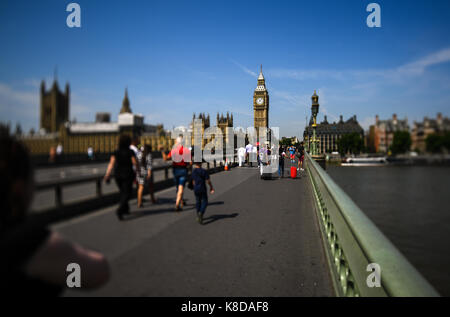 Anti Terroisim Barriere auf die Westminster Bridge installiert zum Schutz von Fußgängern zu Fuß das Parlament und den Big Ben und das Elizabeth Tower Stockfoto