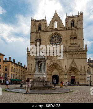 Kathedrale Saint-Jean-Baptiste de Lyon mit seinem Brunnen, römisch-katholische Kirche am Place Saint-Jean in Lyon, Frankreich, beliebtes Reiseziel Stockfoto