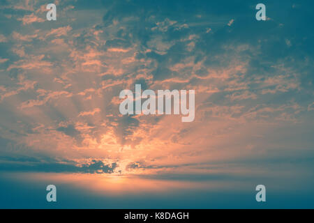 Bunte bewölkter Himmel bei Sonnenuntergang. Vintage Style Hintergrundbild. Stockfoto