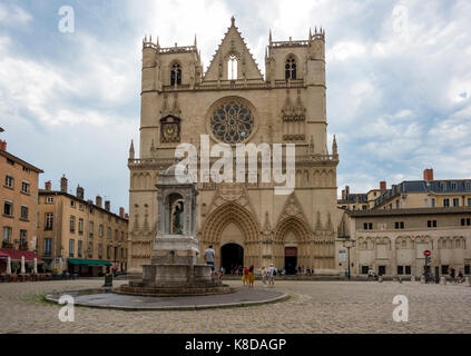 Kathedrale Saint-Jean-Baptiste de Lyon mit seinem Brunnen, römisch-katholische Kirche am Place Saint-Jean in Lyon, Frankreich, beliebtes Reiseziel Stockfoto