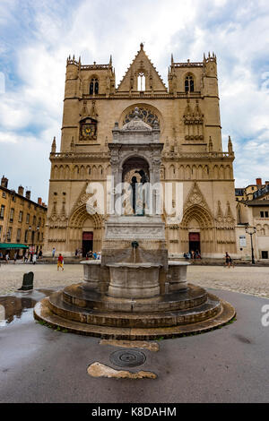 Kathedrale Saint Jean Baptiste de Lyon und ihr Brunnen auf dem Place Saint-Jean, einer historischen römisch-katholischen Kirche in Lyon, Frankreich, vertikale Ansicht Stockfoto