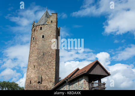 Der graue Turm als die älteste mittelalterliche Wehrturm in Deutschland in der kleinen deutschen Stadt Fritzlar Stockfoto
