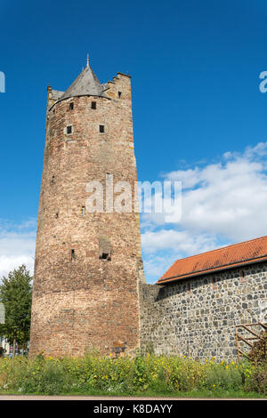 Der graue Turm als die älteste mittelalterliche Wehrturm in Deutschland in der kleinen deutschen Stadt Fritzlar Stockfoto