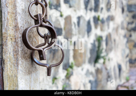 Mittelalterliches Gefängnis Ketten für Gefangene vor Steinmauer Nahaufnahme Stockfoto