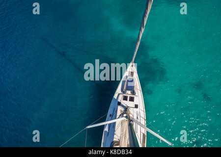 Blick vom hohen Winkel von Segelboot. Luftaufnahmen von Schiff deck, geschossen von hauptbalken. Stockfoto
