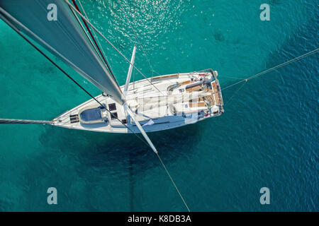 Blick vom hohen Winkel von Segelboot. Luftaufnahmen von Schiff deck, geschossen von hauptbalken. Stockfoto