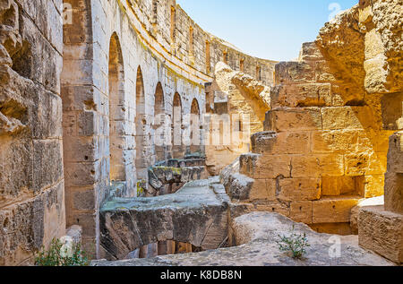 EL Djem, TUNESIEN - September 1, 2015: Der Spaziergang entlang der Ruinen des Portikus von El Jem Amphitheater, am 1. September in El Djem. Stockfoto