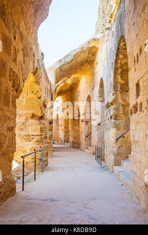 EL Djem, TUNESIEN - September 1, 2015: Der Kreis Halle rund um die antike Arena von El Jem Amphitheater, am 1. September in El Djem. Stockfoto