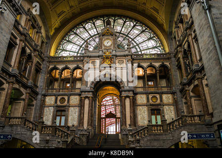 Die große Warte- und Eingangshalle des Bahnhofs Antwerpen-Centraal , entworfen von Louis Delacenserie Stockfoto