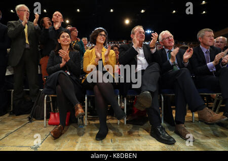 (Von links nach rechts) Sarah Olney, Layla Moran MP, Ed Davey MP, Norman Lamb MP und Führer der schottischen liberalen Demokraten Willie Rennie applaudieren Preisträger vor der Keynote Speech leader Sir Vince's Kabel an die Liberalen Demokraten jährliche Konferenz an der Bournemouth International Centre. Stockfoto