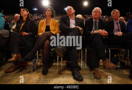 (Von links nach rechts) Sarah Olney, Layla Moran MP, Ed Davey MP, Norman Lamb MP und Führer der schottischen liberalen Demokraten Willie Rennie zu Keynote Speech leader Sir Vince's Kabel an die Liberalen Demokraten jährliche Konferenz an der Bournemouth International Centre hören. Stockfoto