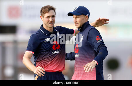 Der Engländer Chris Woakes (links) feiert die wicket von West Indies' Rovman Powell mit Joe Root, während der ersten Royal London einen Tag Länderspiel im Emirates Old Trafford, Manchester. Stockfoto