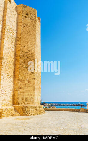 Die riesigen Mauern der mittelalterlichen Festung Ribat, die auf mediterranen Küste von Monastir, Tunesien. Stockfoto