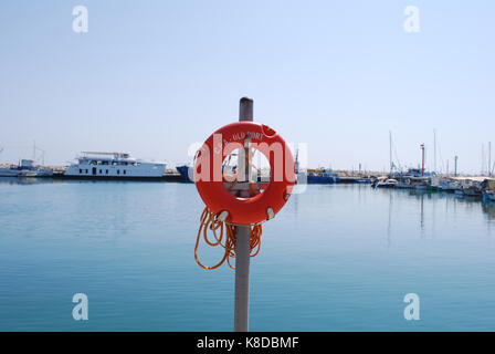 Lebensrettende Gummiring an der Marina von Limassol, Zypern Stockfoto