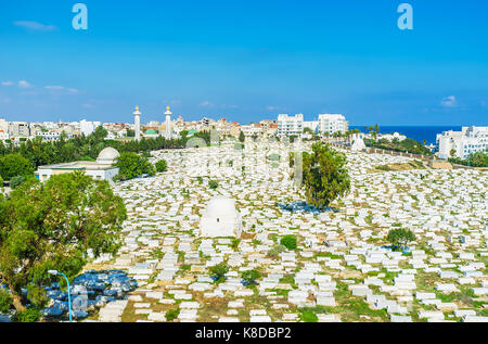 Luftbild des historischen Sidi El-Mezeri Friedhof mit zwei Minarette von Habib Bourguiba Mausoleum auf dem Hintergrund, Monastir, Tunesien. Stockfoto