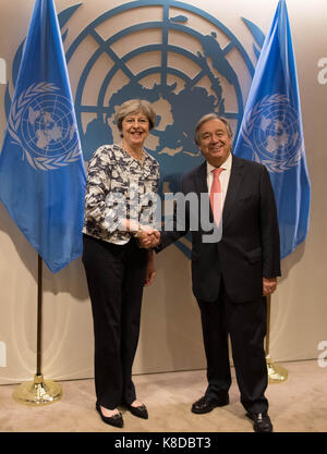 Premierminister Theresa May wird von der Generalsekretär der Vereinten Nationen, Antonio Guterres begrüßt, als sie bei der Generalversammlung der Vereinten Nationen in New York, USA ankommt. Stockfoto