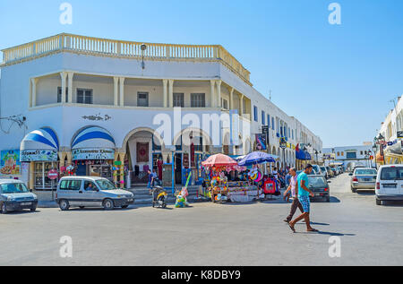 MONASTIR, TUNESIEN - 29. AUGUST 2015: Platz der Unabhängigkeit ist der überfüllten lauten Ort im Herzen der alten Medina, finden Sie hier zahlreiche Geschäfte von lokalen Basar Stockfoto