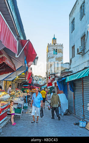 TUNIS, Tunesien - 30. AUGUST 2015: Der Abend in der alten Medina, essen Markt ist noch voll, die am 30. August 2007 in Tunis. Stockfoto