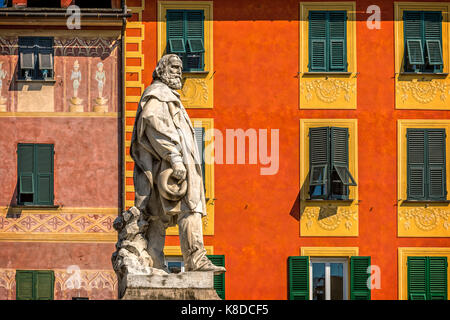 Italien Ligurien Loano - Piazza Matteotti - Häuser und die Statue von Giuseppe Garibaldi Stockfoto