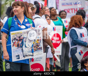 Die Gap Protest - Tausende von Krankenschwestern Schrott erfassen am Parliament Square in London, um gegen die Regierung 1% Sektor Pay Gap. Stockfoto