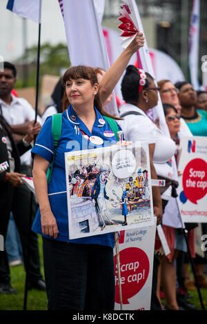 Die Gap Protest - Tausende von Krankenschwestern Schrott erfassen am Parliament Square in London, um gegen die Regierung 1% Sektor Pay Gap. Stockfoto