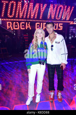 Anais Gallagher und Cameron Dallas während der Tommy Hilfiger Vordere Reihe während der London Fashion Week SS18 am Roundhouse, Chalk Farm Road, London statt. Bild Datum: Dienstag, den 19. September. Foto: Ian West/PA-Kabel Stockfoto